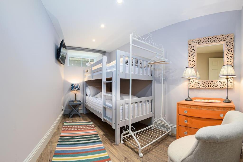 Apartment West With Free Parking Whitby Exterior foto